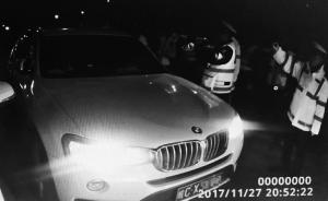 安徽一宝马车遇检查两次冲卡，警方砸车窗控制司机发现是醉驾