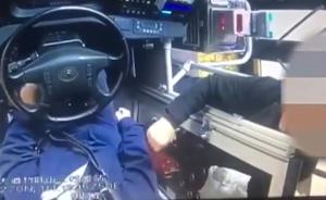 乘客前门下车被拒,辱骂拉扯开车司机