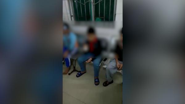 男子闯进教室，持刀划伤5名小学生
