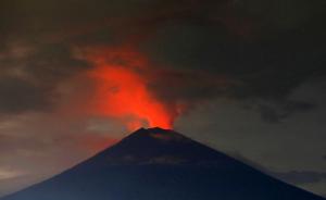 直播录像丨印尼巴厘岛火山喷发正在加剧，周边居民在撤离
