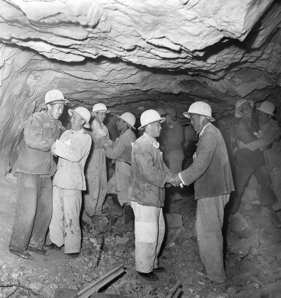 宝成铁路秦岭隧道在1955年9月26日全部凿通。图为南北两段工人在会师时互相庆贺（资料照片）。
