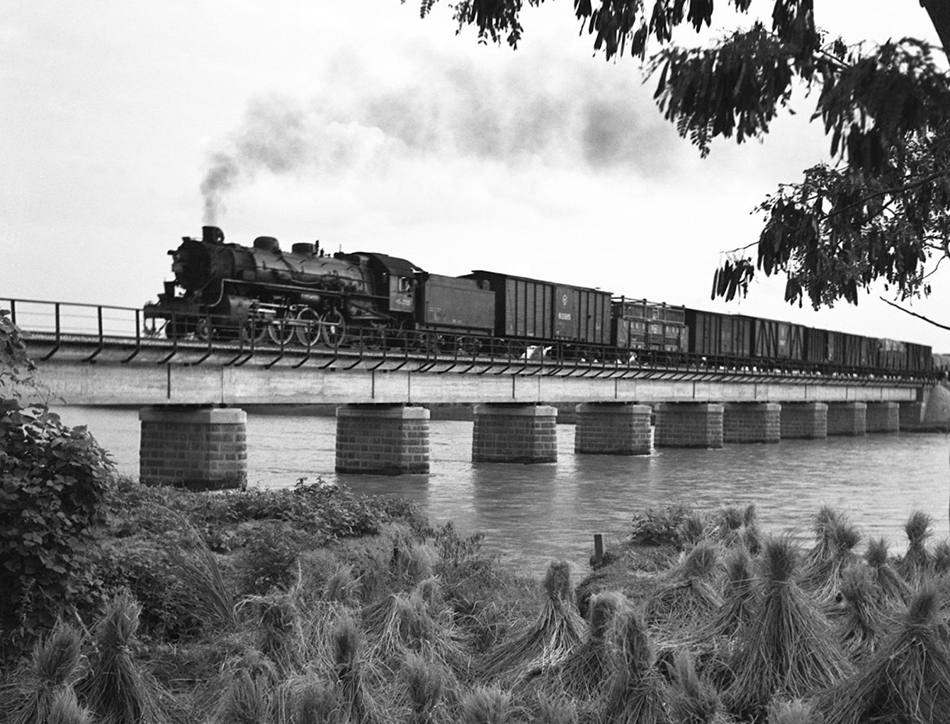 列车通过宝成铁路位于川西平原上的一座大桥（资料照片）。