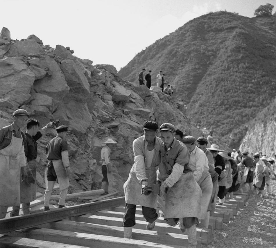 1955年，宝成铁路工人在紧张地铺轨（资料照片）。