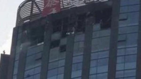 天津高楼火灾10死5伤，责任人被控制