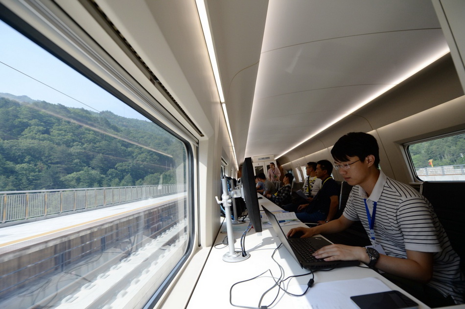 6月20日，高速综合检测列车技术人员在列车穿越秦岭途中检测运行数据。当日，西成高铁陕西段联调联试正式启动。
