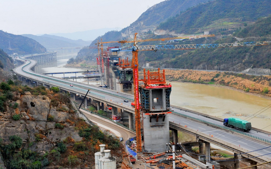 这是在四川省广元市拍摄的西成高铁四川段嘉陵江特大桥施工现场（2015年3月18日摄）。