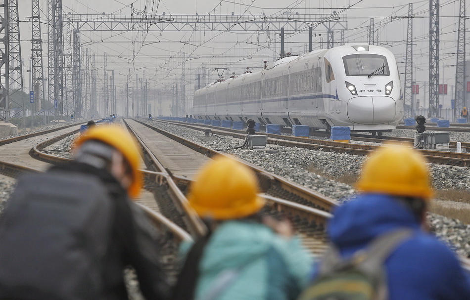 2017年11月16日，西安，一列CRH3A型动车组首次亮相。该型列车将担负起即将开通的西成高铁的主要运输任务。VCG111133794501