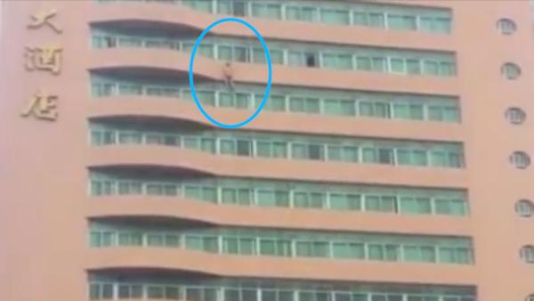 实拍男子酒店12楼裸身爬窗：嫌犯逃跑