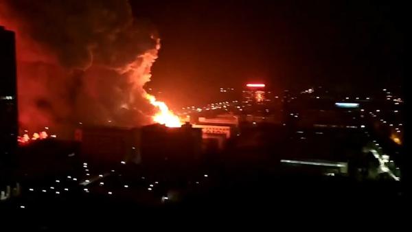 武汉一电池厂仓库起火：伴有爆炸声