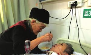 暖闻｜57岁女儿身患重病垂危，78岁老母不离不弃艰难送医