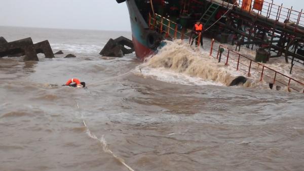 长江口轮船遇险，船员拉绳索游上救生艇