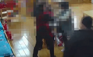 怀疑孩子被打，家长抡椅殴打幼儿园老师