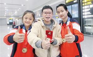 重庆两听障女孩出战听障足球世锦赛夺冠：首场比赛紧张得发抖