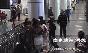 南京地铁上女乘客因拥挤争执，连踢孕妇肚子3脚被行拘