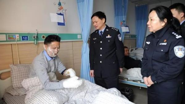 夫妻吵架老婆点煤气罐,民警调解被烧伤