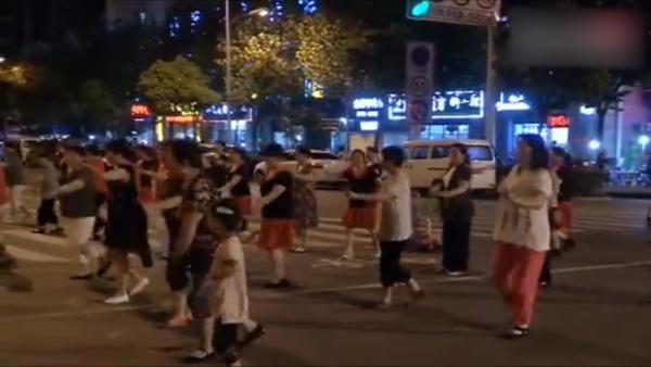 合肥广场舞大妈占领马路：车不敢撞我们