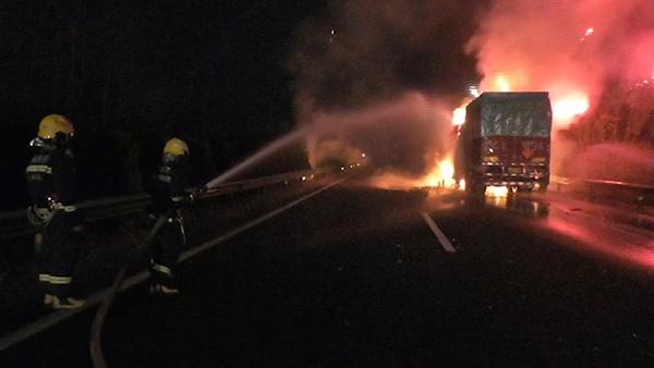 安徽：满载烟花货车起火，爆炸声不断