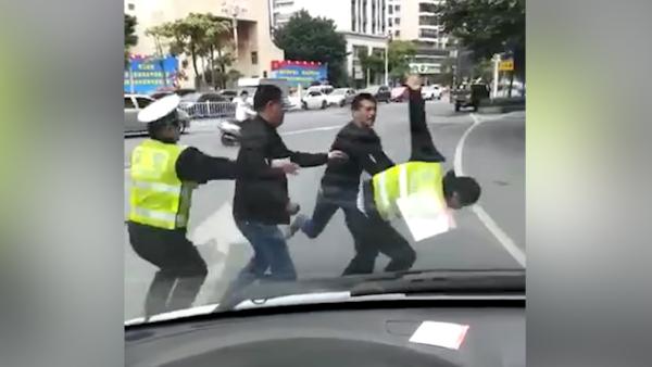 违章被拦马路中央殴打辅警：3人被刑拘
