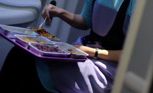 空姐被曝吃多份乘客飞机餐，乌鲁木齐航空：违规试吃剩余餐食