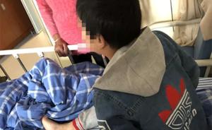 11岁儿子被同学划伤额头，爸爸冲到学校打断对方鼻梁被拘留