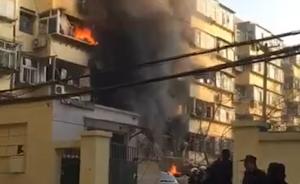 济南一居民楼突发爆炸:4层玻璃全震碎