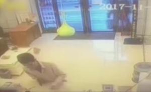 口罩男持“枪”抢劫酒店:对着监控比划