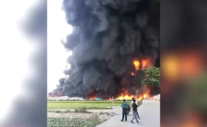 福州一废品厂突发大火：爆炸声连连