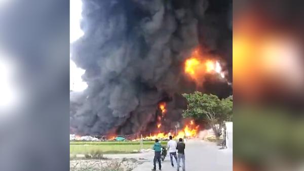 福州一废品厂突发大火：爆炸声连连