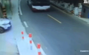 轎車路口未減速讓行，公交車被撞進民房
