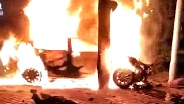 西安一轿车撞石墩起火爆炸，5人身亡