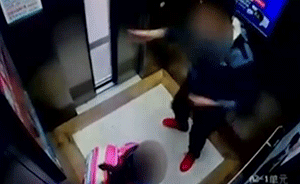 监拍:男子电梯内猛踹亲生女儿3脚