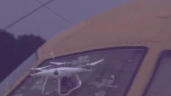 国内首次无人机客机碰撞试验：粉身碎骨