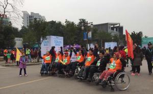 残疾人坐轮椅“跑”马拉松，路人推上坡