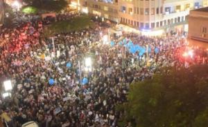 以色列总理涉贪丑闻继续发酵，国内近万人示威促下台