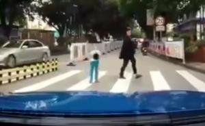 视频丨私家车车主主动在斑马线前停车让行，孩子鞠躬致谢