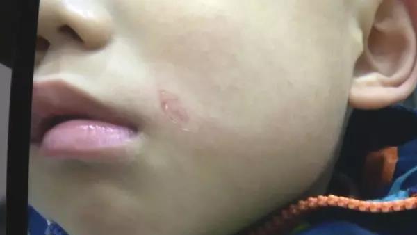 误会孙女受欺负,老人撕扯男童后道歉