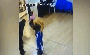 误会孙女受欺负,老人撕扯男童后道歉