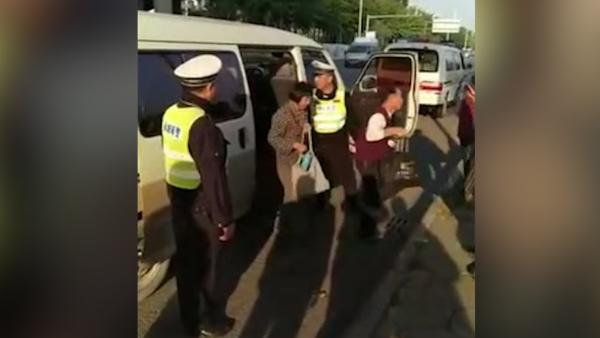 惊了!核载6人小客车载25人被查
