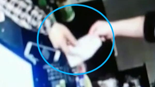 男子“鬼手换钞”:结账时瞬间抽回百元