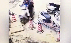 监拍：男子骑摩托载一老两小冲下深坑