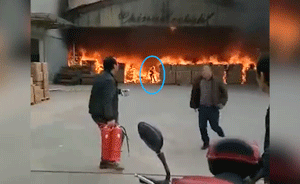 实拍宁波一企业大火，女工全身着火逃出