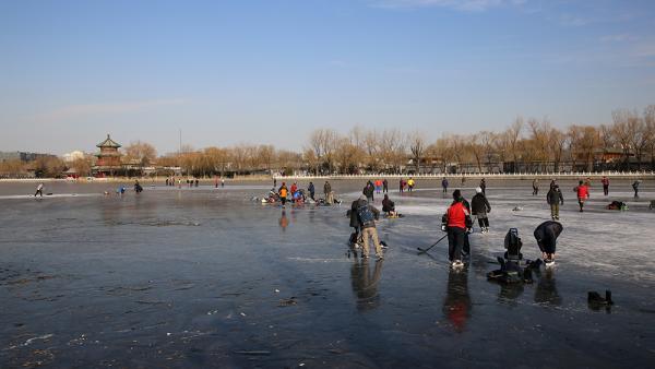 冰面未冻实，北京什刹海滑冰爱好者扎堆