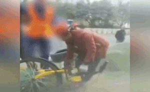 私锁共享单车，工人与运维员争执后摔车
