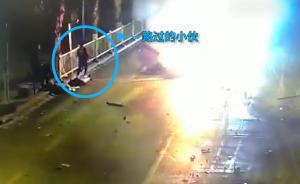 轿车撞树起火1死:小伙4入火场救1人