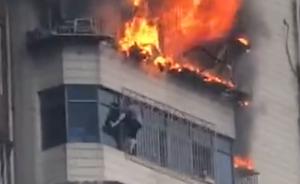 揪心！重庆渝亚大厦着火一男子被困窗外