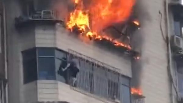 揪心！重庆渝亚大厦着火一男子被困窗外