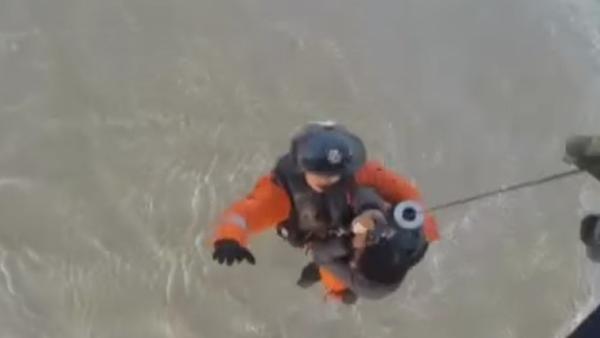 游客遇涨潮被困岛礁，直升机救援