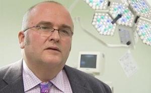 英国一医生手术时在患者肝脏上“签名”，被控实际物理伤害罪