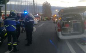 法国南部发生校车和火车相撞事故，已致4人死亡24人伤