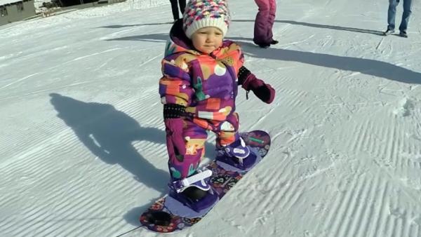 萌翻了！这个滑雪小萝莉竟然才一岁